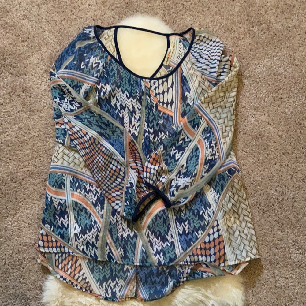 Patterned flowy top